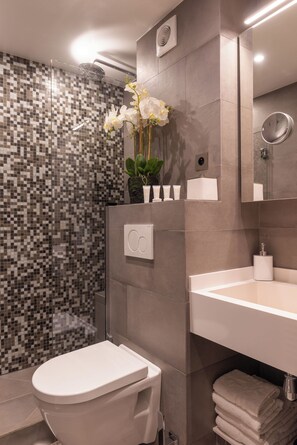 Dusche, Haartrockner, Handtücher, Seife