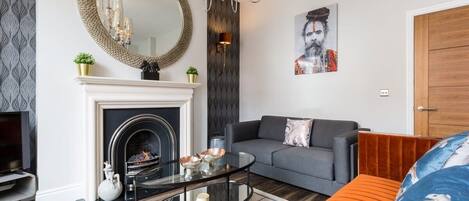 Fernseher, Kamin, Arbeitsbereiche