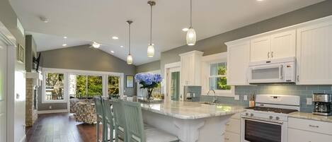 Kühlschrank, Mikrowelle, Ofen, Geschirrspüler