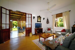 Smart TV, DVD player - Villa Chez Zaza in a beautiful garden of palmtrees (Le Morne)