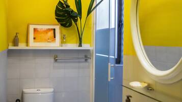 Secador de pelo, toallas, jabón y champú