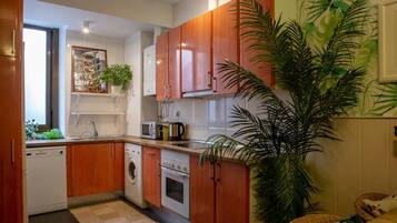 Een koelkast, een magnetron, een oven, een kookplaat