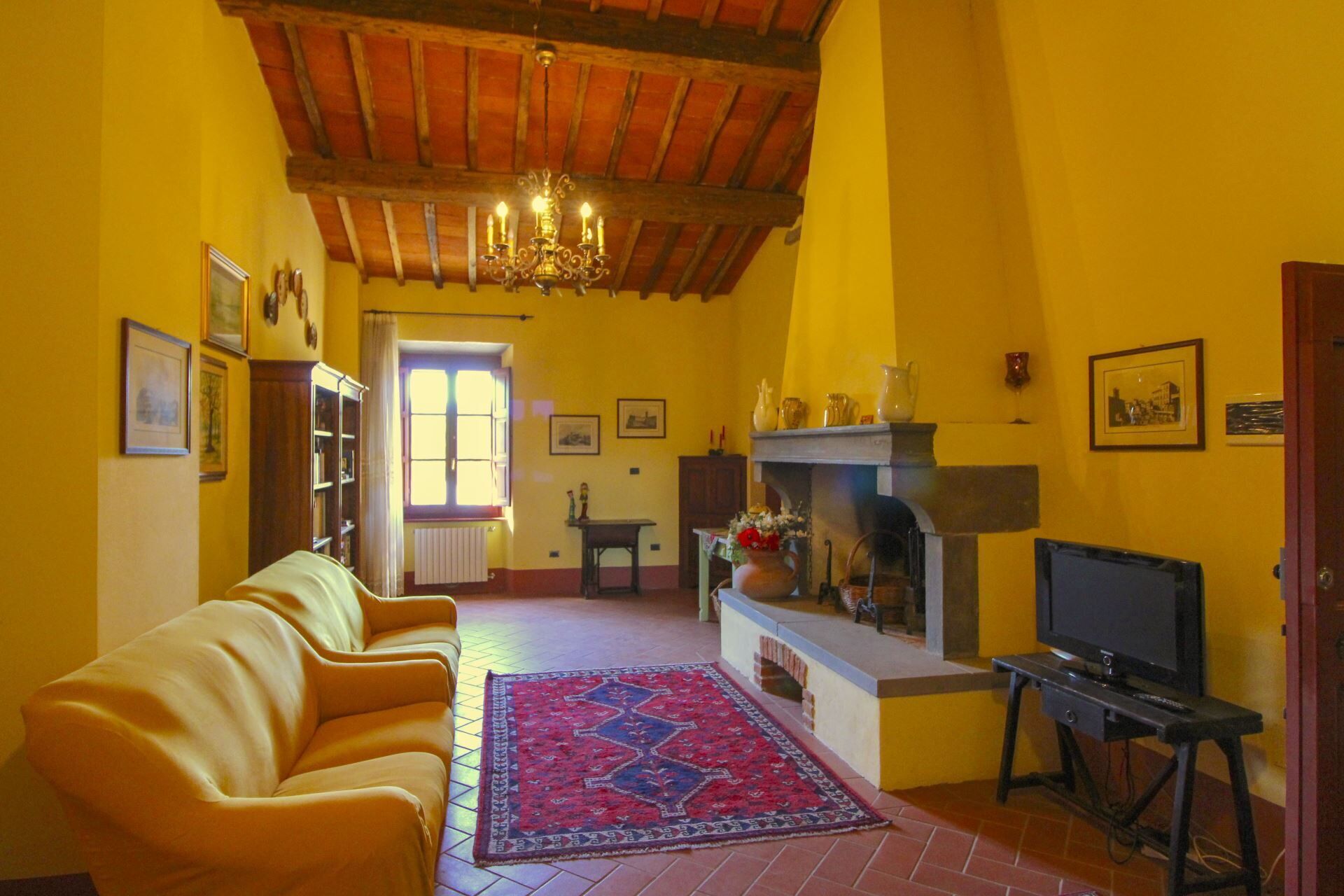 TV, fireplace