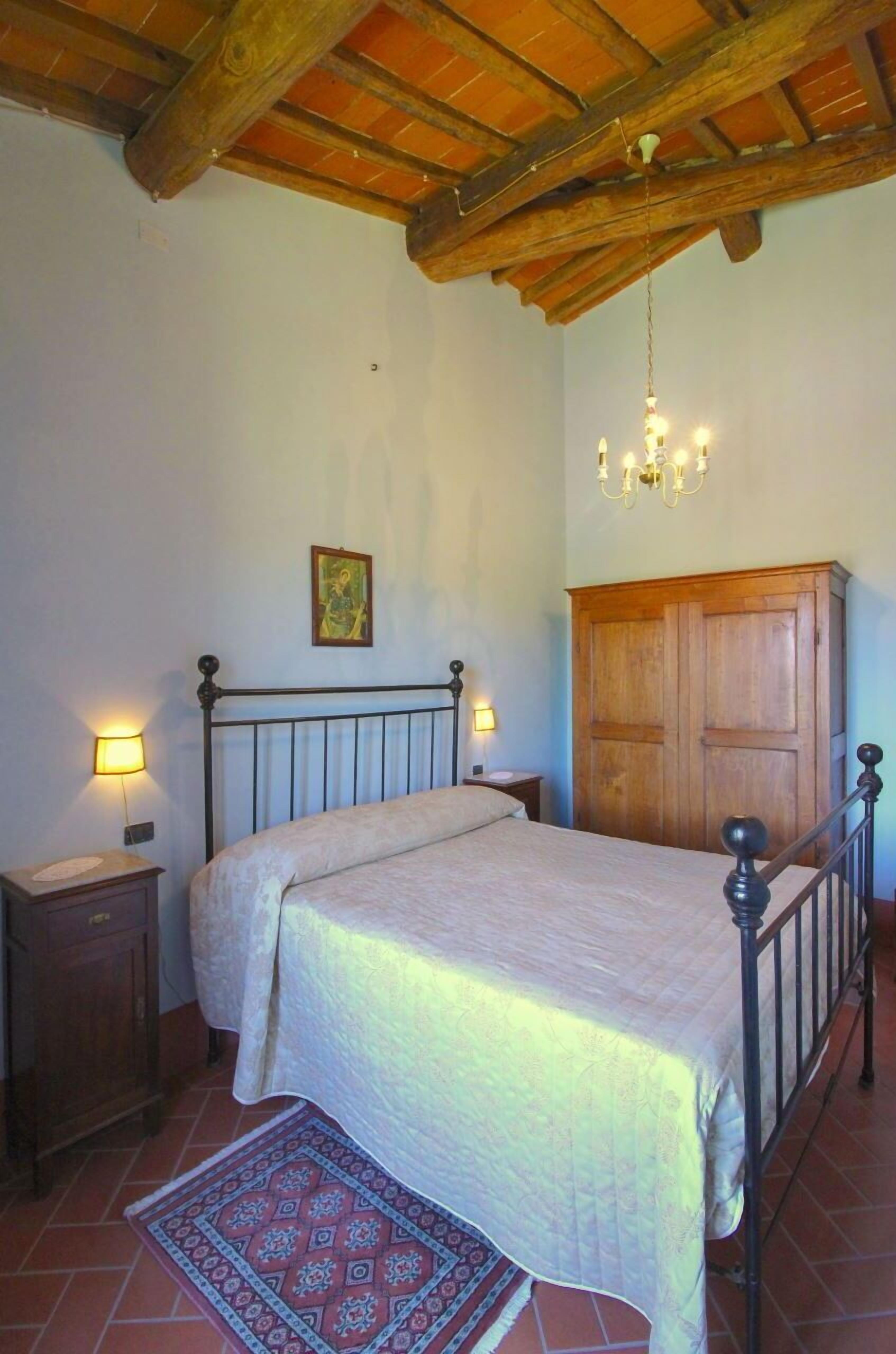 4 bedrooms, iron/ironing board, free WiFi, bed sheets