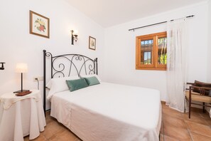 3 slaapkamers, een strijkplank/strijkijzer, gratis wifi, beddengoed