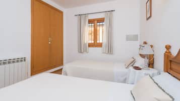 3 quartos, ferros/tĂĄbuas de passar roupa, Wi-Fi de cortesia