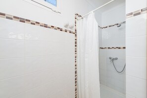 Shower, hair dryer, towels - HÓRREO  - Villa with private pool in CAMPOS. Free WiFi (Campos)