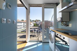 Een koelkast, een microgolfoven, een oven, een vaatwasser