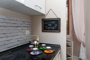 Kühlschrank, Mikrowelle, Herdplatte, Wasserkocher mit Kaffee-/Teezubehör