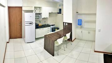 Geladeira, micro-ondas, cooktop, torradeira