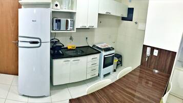 Geladeira, micro-ondas, cooktop, torradeira