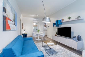 Fernseher, DVD-Player, Bücher