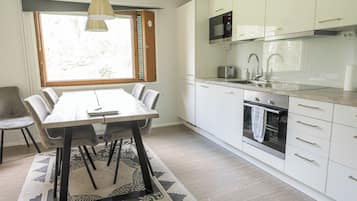 Refrigerador, microondas, horno, placa de cocina