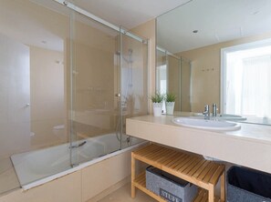 Bathtub, towels, shampoo