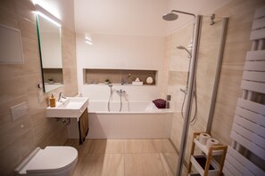 Separate bathtub and shower, hair dryer, towels, soap - Eckhof Domizil - Spacious apartment in the middle of the old town (Gotha)