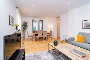 Flat-screen TV - Deluxe Apartment Juan Bravo Suites I (Madrid)