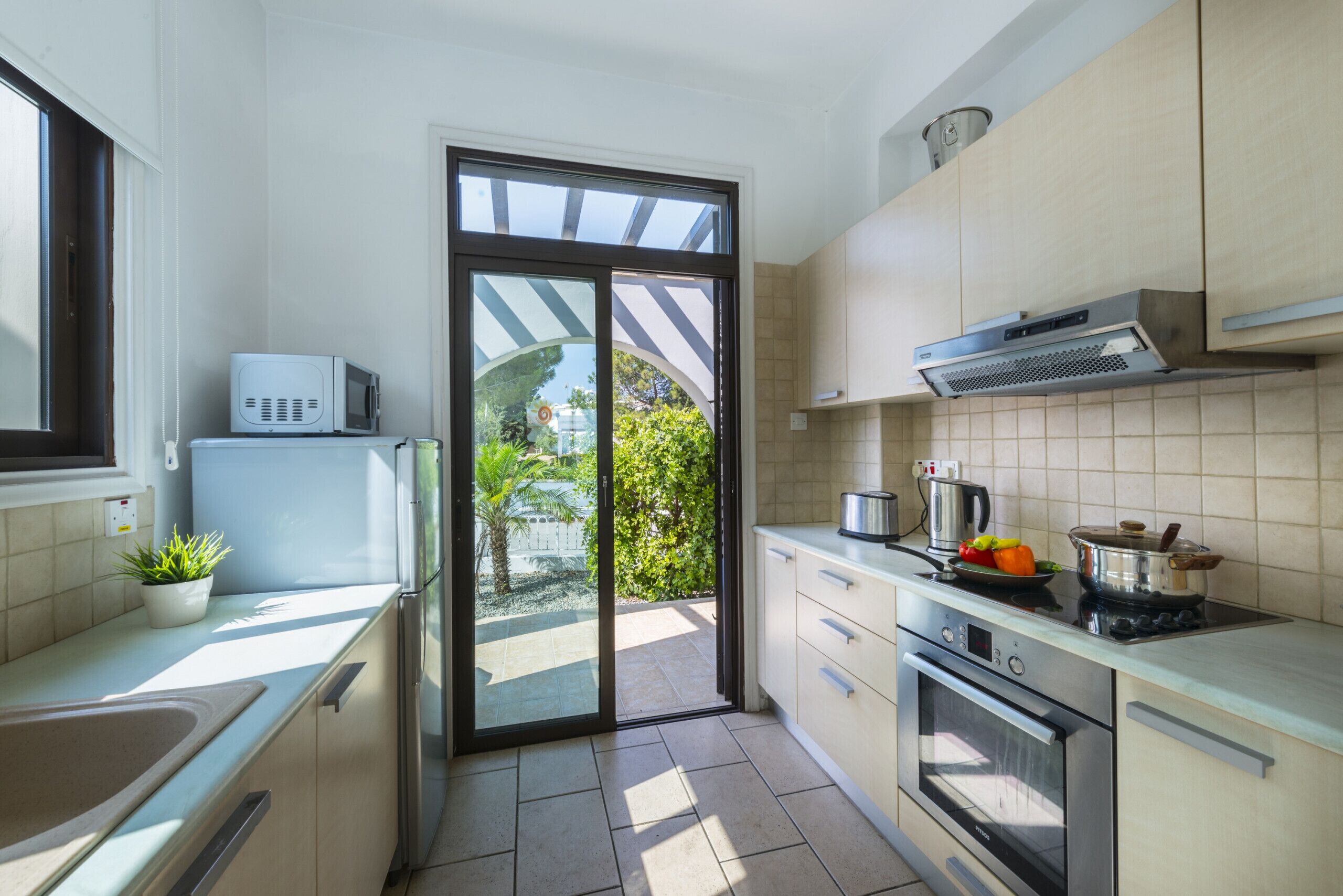 Kühlschrank, Mikrowelle, Ofen, Geschirrspüler