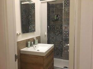 Shower, hair dryer, towels, soap - "G&G Pignasecca" house in the heart of central Naples (Napoli)