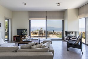 Smart-tv, eldstad, dvd-spelare och böcker