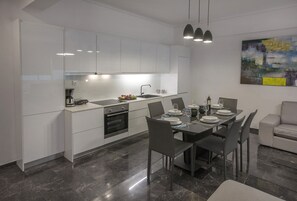 Fridge, oven, stovetop, coffee/tea maker - Unique Apartment close to Acropolis by GHH (Athina)