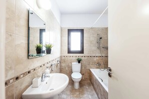 Combined shower/bathtub, towels