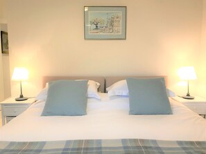 3 slaapkamers, een strijkplank/strijkijzer, gratis wifi, beddengoed