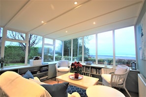 Smart TV, fireplace, DVD player, books - Luxurious cottage, accessible & pet friendly, beautiful location, stunning views (Easter Balgedie)