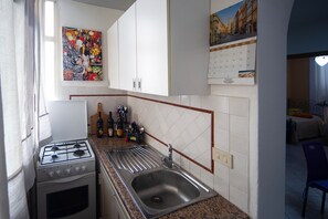 Frigorifero, microonde, forno, piano cottura