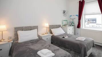 Escritorio, tabla de planchar con plancha, wifi y ropa de cama