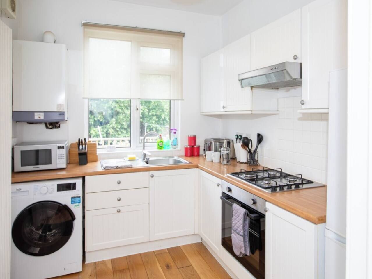 Kylskåp, mikrovågsugn, ugn och spishäll