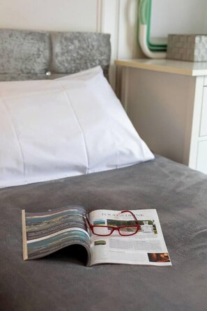 Escrivaninha, ferros/tábuas de passar roupa, Wi-Fi, roupa de cama