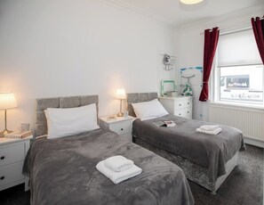 Escriptori, planxa i posts de planxar, wifi i roba de llit 