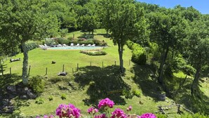 A lush green landscape with a pool area, surrounded by trees and a sign reading 'LA TORRE DI VIGNI'. - Wonderful private villa for 16 people with WIFI, private pool and TV (Arezzo)