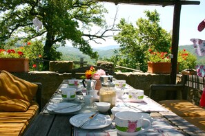 Outdoor dining - Beautiful private villa for 16 guests with private pool, WIFI and TV (Arezzo)