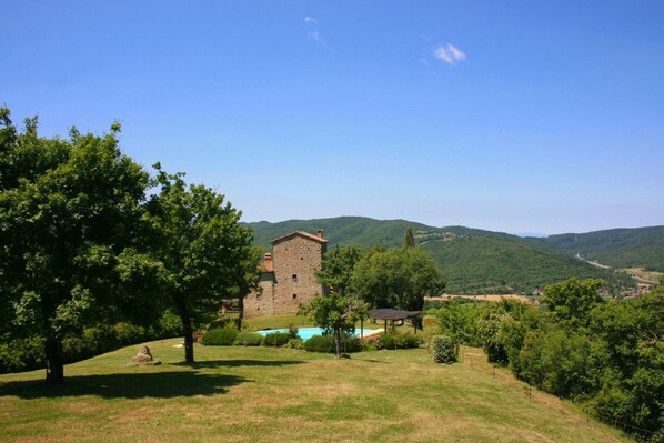 Property grounds - Beautiful private villa for 16 people with private pool, WIFI and TV (Arezzo)