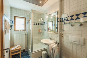 Douche, sèche-cheveux, serviettes fournies