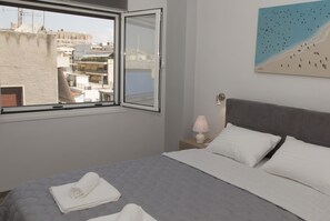 4 bedrooms, desk, iron/ironing board, travel crib - Acropolis Gem (Acropolis Views) (Athina)