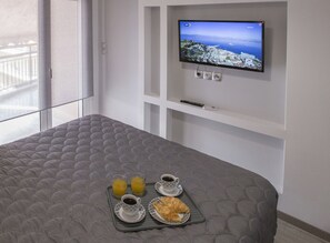 4 bedrooms, desk, iron/ironing board, travel crib - Acropolis Gem (Acropolis Views) (Athina)