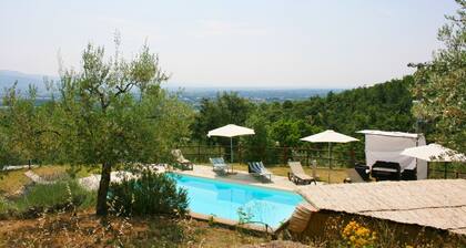 Wunderbares alleinstehendes Ferienhaus mit privatem Pool, W-LAN, TV, Haustiere erlaubt, bei Arezzo