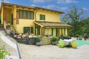 Outdoor dining - Beautiful private villa for 9 people with WIFI, private pool, TV and pets allowed, close to Arezzo (Badia Al Pino)