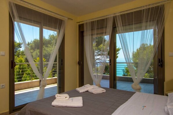 4 habitaciones, tabla de planchar con plancha, cuna de viaje y wifi 