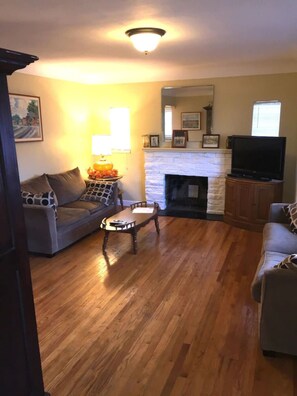 TV - Downtown Location, Door to Door Private Shuttle, Great View, & Free Breakfasts  (Hermann)