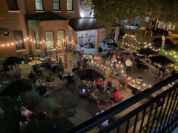 Outdoor dining - Downtown Location, Door to Door Private Shuttle, Great View, & Free Breakfasts  (Hermann)