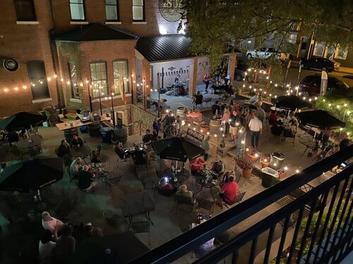 Downtown Location, Door to Door Private Shuttle, Great View, & Free Breakfasts 