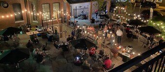 Downtown Location, Door to Door Private Shuttle, Great View, & Free Breakfasts 