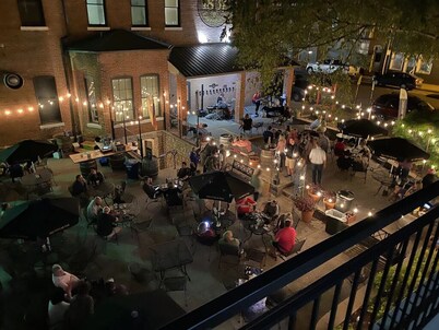 Downtown Location, Door to Door Private Shuttle, Great View, & Free Breakfasts 