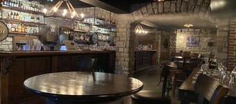 Downtown Location, Door to Door Private Shuttle, Great View, & Free Breakfasts 