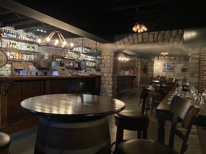 Downtown Location, Door to Door Private Shuttle, Great View, & Free Breakfasts 