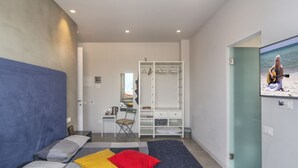 A modern bedroom with a bed, a desk, and a wardrobe. - Mediceo 42 - Deluxe Double Room (Pisa)