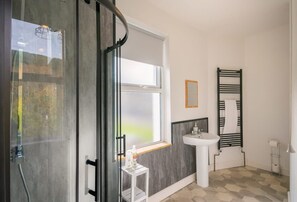 Large bathroom - Riverside at Afan Forest Park by STAE-Homes (Glyncorrwg)